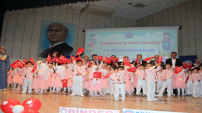 Burdurda 4-6 yaş minikler sahnede büyüdü