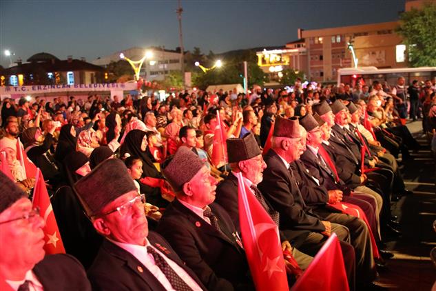 Erzincan'da 15 Temmuz Dayanışma Ve Milli Birlik Günü Dolayısıyla Cumhuriyet Meydanında Etkinlikler Düzenlendi