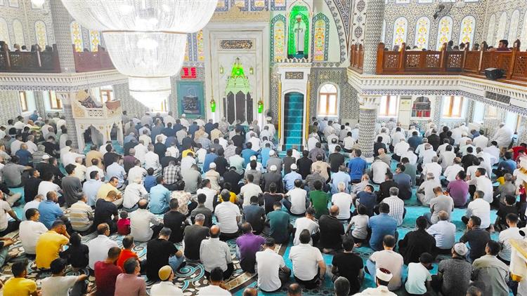 15 Temmuz Demokrasi Ve Milli Birlik Günü Etkinlikleri Kapsamında Batman Merkez şevket Başak Camii'nde Batman Müftülüğümüz öncülüğünde Cuma Namazı öncesi Mevlid-i şerif Programı Düzenlendi.