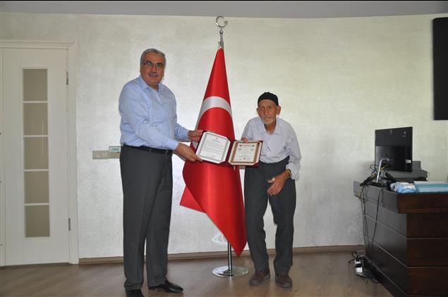 Balikesir'da 85 Yaşındaki Mercan Dede, Hafızlık Belgesi'ne Kavuştu