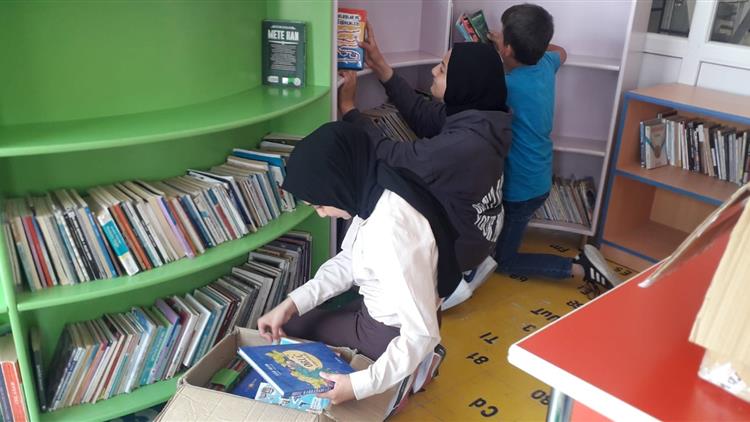 “afyonkarahisar Il Müftülüğü Tarafından Okul Kütüphanesine Kitap Desteği”