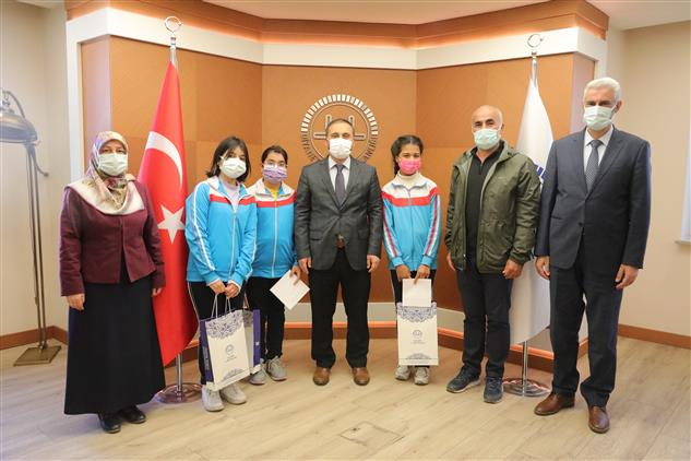 Kayseri'de ‘ahilik Ve Helal Bilinci’ Konulu Resim  Yarışması ödül Töreni Düzenlendi