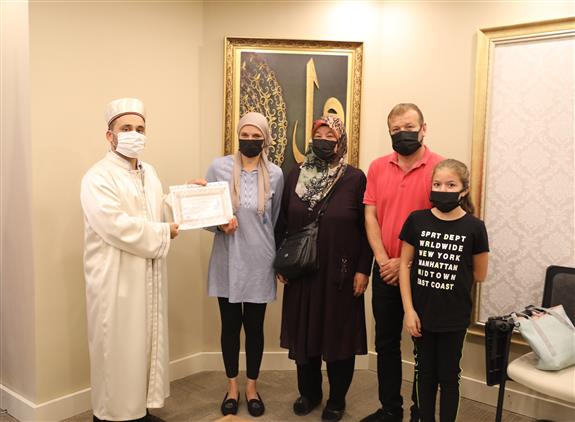 Kayseri'de Almanyalı  “alice Karamahmut" Kelime-i şehadet Getirerek Müslüman Oldu Ve Aylin Adını Aldı