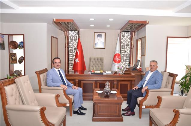 Antalya Valisi Ersin Yazıcı, Hac Dönüşü Münasebetiyle Il Müftüsü Nazif Fethi Yalçınkaya'yı Ziyaret Etti.