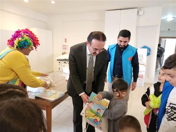 Antalya’ya Gelen Depremzede çocukların Yüzleri, Palyaço Etkinliği Ile Gülüyor.