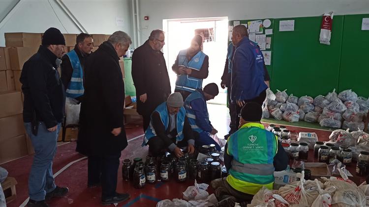 Mersin'de Başkan Yardımcısı Işliyen Lojistik Depoya çevrilen Kursta Incelemelerde Bulundu