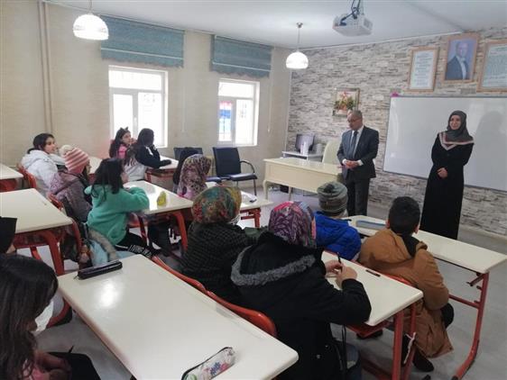 Batman Müftülüğü Gençlik Koordinatörlüğü Tarafından Ortaokul öğrencilerine Yönelik Mevlid-i Nebi Gençlik Bilgi Yarışması Deneme Sınavı Gerçekleştirildi.