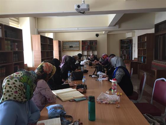 Erzincan'da Bayanlara Yönelik Gönüllülük Esaslı Tefsir Dersleri Veriliyor