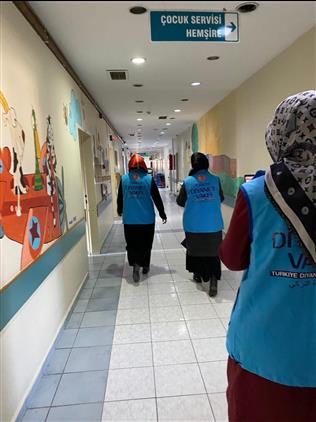 Bolu Il Müftülüğü Ve Tdv Bolu şubesi Bebekleri Yeni Doğan Depremzede Aileleri Ziyaret Ediyor.