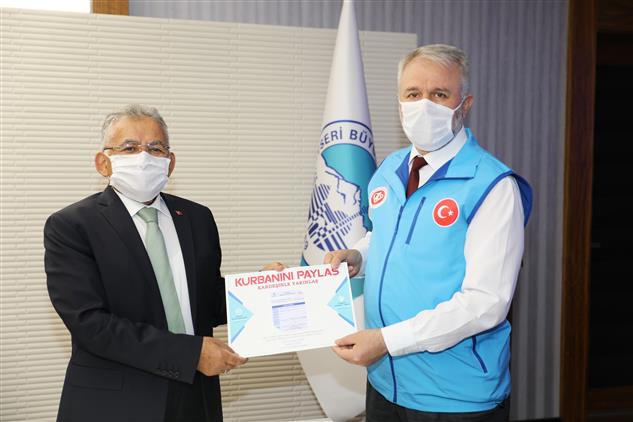 Kayseri'de Büyükşehir Belediye Başkanı Sayın Büyükkılıç, Her Yıl Olduğu Gibi Yine Kurbanını Türkiye Diyanet Vakfı'na Bağışladı