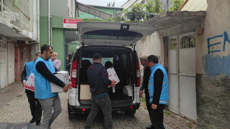 Adana'da Cami Gençleri, Muhtaçlara Ramazan Yardımlarını Ulaştırıyor