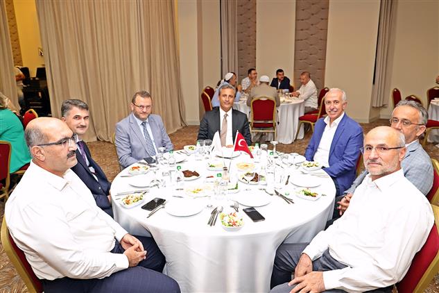 Mersin'de “camiler Ve Din Görevlileri Haftası”nda Din Görevlileri Yemekte Buluştu