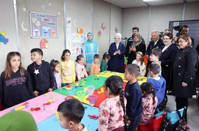 Gaziantep'de Cumhurbaşkanımız Sayın Recep Tayyip Erdoğan'ın Eşi Emine Erdoğan Depremden Etkilenen Nurdağı Ilçemizdeki Konteyner Kent Içerisinde Hizmete Açtığımız 4-6 Yaş Kur'an Kursu Ile Yetişkinlere Yönelik Kur’an Kursunu Ziyaret Etti