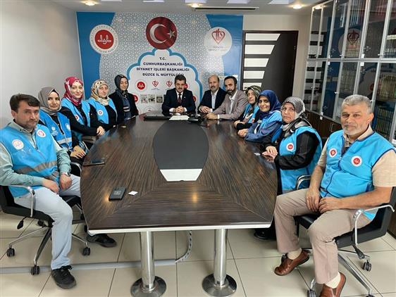 Duzce'de Deprem Bölgesinde Bayrak Değişimi