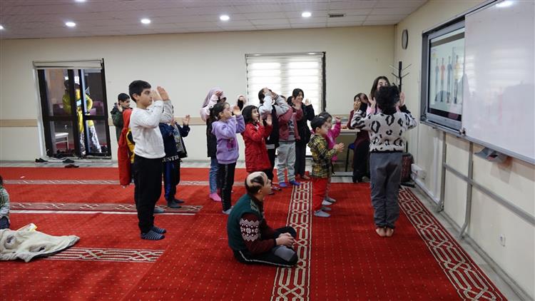 Van Eğitim Merkezi deprem mağduru çocuklara etkinlik sınıfı.