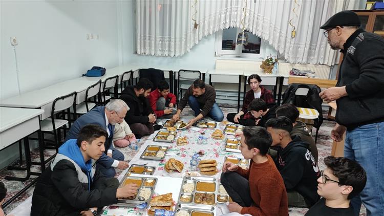 Isparta'da Depremzede Aileler Iftarda Buluştu