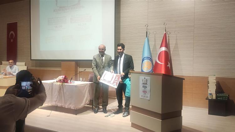 Diyarbakir'da Dicle üniversitesinden Kur'an-ı Kerim'i Güzel Okuma Yarışması