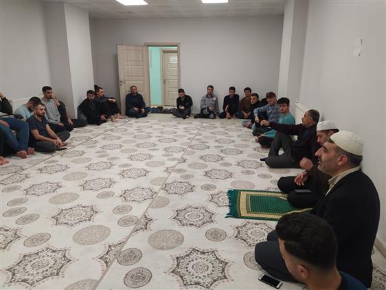 Muş'ta Din Hizmetleri Uzmanı Lütfü çobanoğlu,  Danişment Gazi Erkek öğrenci Yudunda Regaib Kandili Programı Düzenledi.