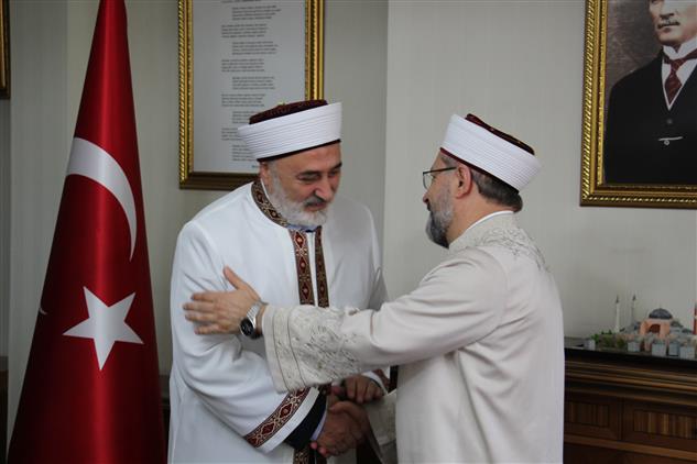Diyanet Işleri Başkanı Prof. Dr. Ali Erbaş, Ankara Il Müftülüğü Görevine Atanan Dr. Hasan çınar’a Cübbesini Giydirerek Göreve Başlattı.