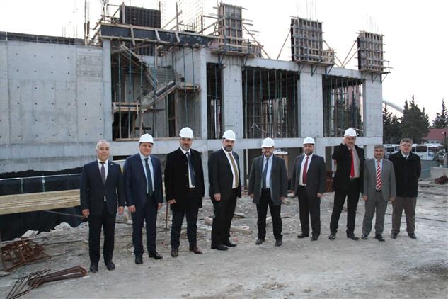 Manisa'da Dini Yayınlar Genel Müdürü Doç. Dr. Fatih Kurt Ve Beraberindeki Heyet Din Hizmetleri Merkezi Inşaatın'da Incelemelerde Bulundu