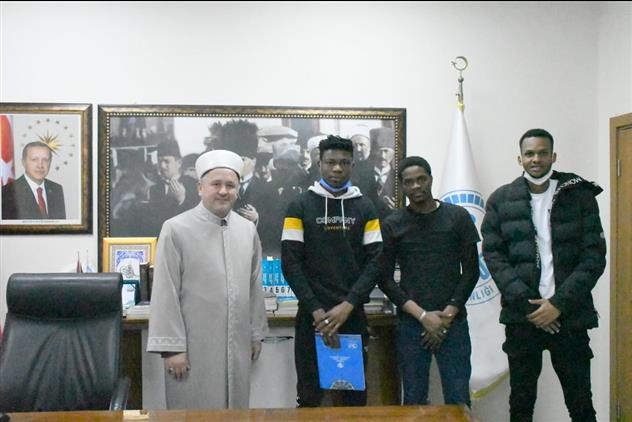 Kütahya'da Eğitim Için Geldi, Tatlı Dile, Güler Yüze Müslüman Oldu