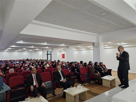 Yozgat'ta Eğitimci Yazar Sayın Ali Erkan Kavaklı’nın Konuşmacı Olarak Katılımıyla, Bölge Yatılı Kur’an Kursu Konferans Salonunda Program Düzenlendi.