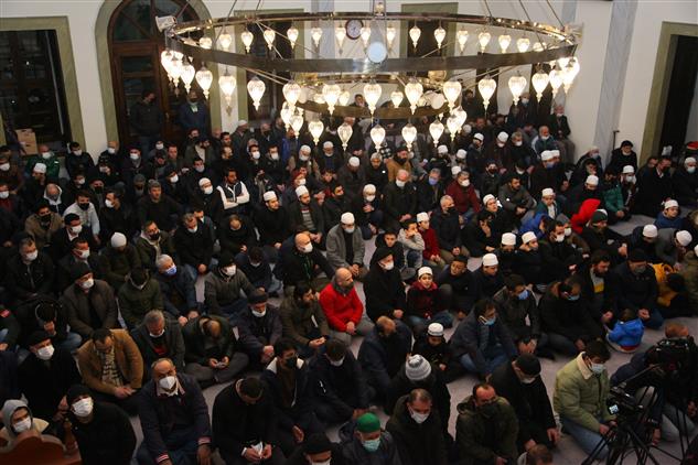 Bursa'da Emir Sultan Da “berat Kandili” Ihya Edildi