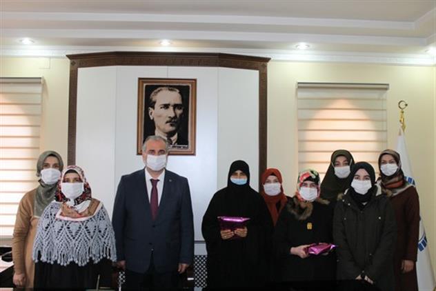 Kilis'de Esma-ül Hüsna’yı Ezbere Okuma Yarışmasında Dereceye Girenlere ödülleri Takdim Edildi