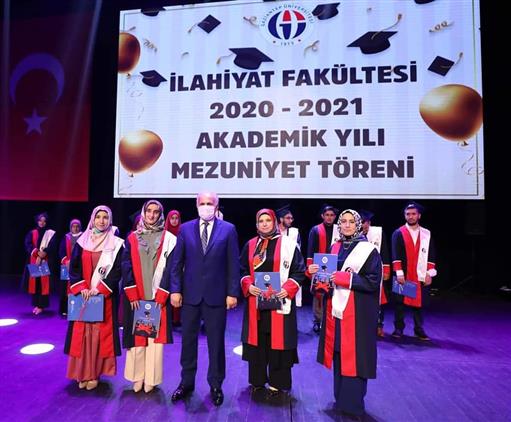 Gaziantep'de Gaün Ilahiyatta Mezuniyet Sevinci