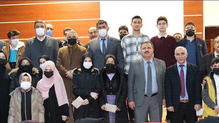 Erzincan'da Genç Sadâ, Genç Muhafızlar, Genç Bilaller, Genç Hatipler Yarışmacıları Para ödülüyle ödüllendirildi