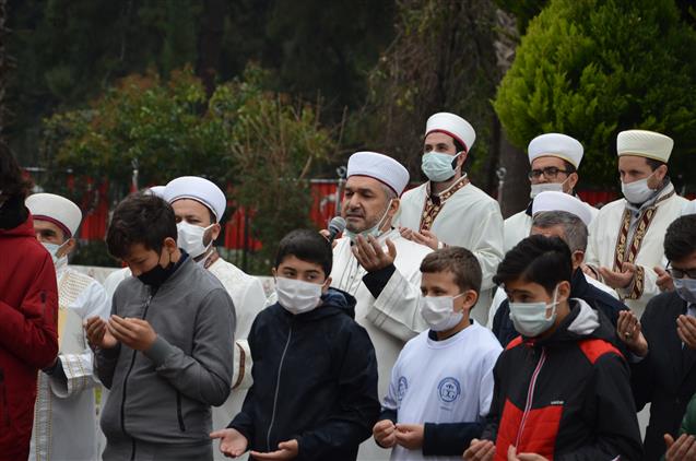 Antalya'da Gençler, Din Görevlileri Eşliğinde Uncalı şehitliğini Ziyaret Etti