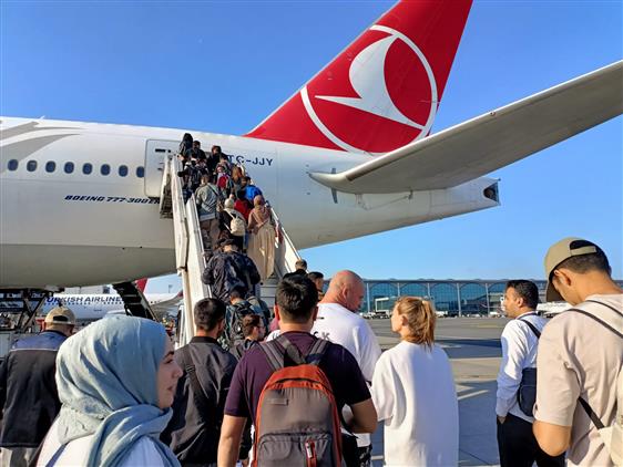Antalya'da Gençler, Umre Ibadetlerinin Ardından Cuma Günü Yurda Döndü.