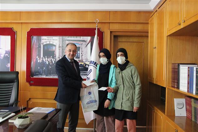 İzmir'de “gençlik Bilgi Yarışması”nda Dereceye Giren öğrencileri ödüllendirdi.