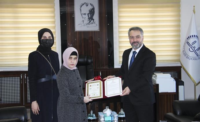 Erzurum'da Görme Engelli Berna Sevgi Evinde Hafız Oldu