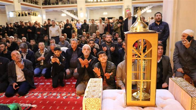 Kadir Gecesi Mardin'de Kâbe Sevgisiyle Bütünleşti