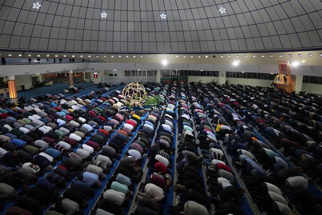 Erzincan'da Kadir Gecesi Terzibaba Camii Cemaatle Doldu Taştı