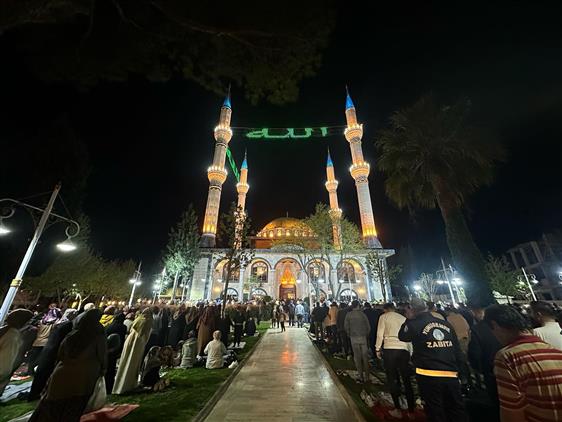 Manisa'da Kadir Gecesi Dualarla Idrak Edildi