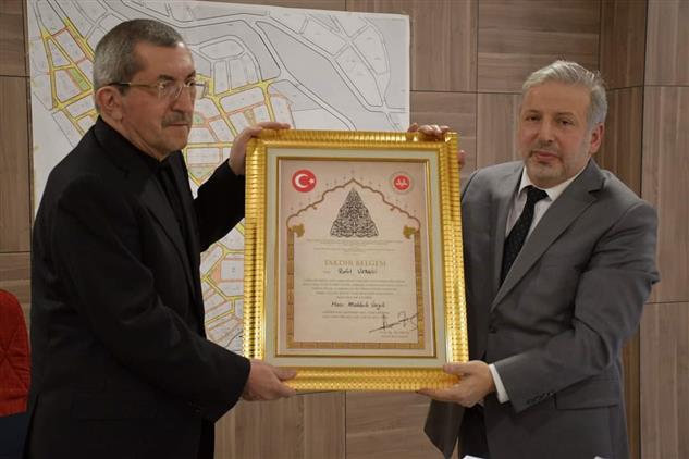Karabük Belediye Başkanı Sayın Rafet Vergili'ye "hacı Makbule Vergili Camii"nin Yapımını üstlenip Tamamlamasından Dolayı Takdir Belgesi Verildi.
