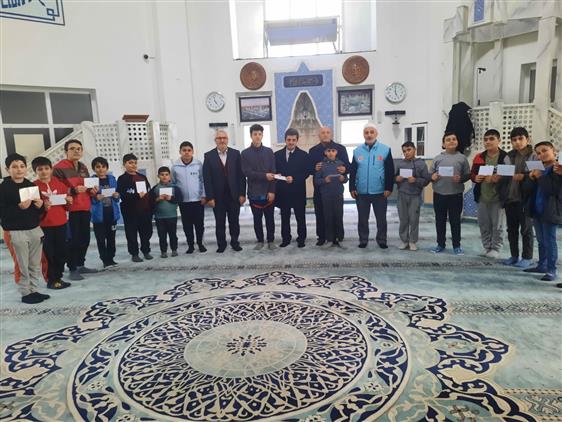 Duzce'de Karaca Cami Gençlik Merkezi Gençlerinden Anlamlı Bağış