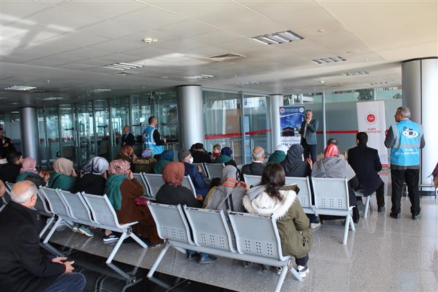 Kars’ta Umreciler Dualarla Uğurlandı