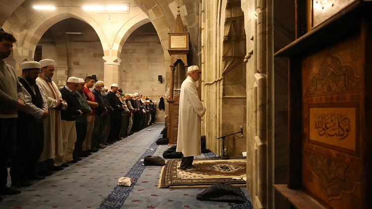 Kayseri’de Hafız Profesör 33 Yıldır Hatimle Teravih Namazı Kıldırıyor