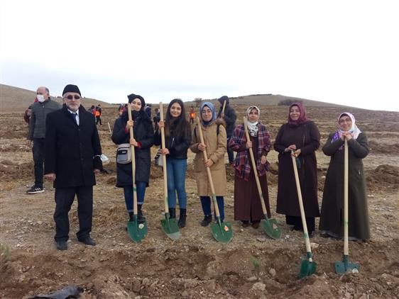 Kırşehir'de Hafızlık Yapan öğrenciler Yüzlerce Fidanı Toprakla Buluşturdu...