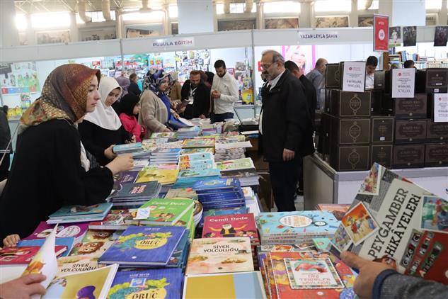 Şanlıurfa'da Kitap Fuarında Diyanet Yayınlarına Yoğun Ilgi