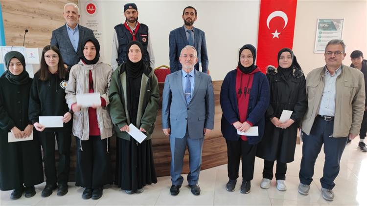 Isparta'da Kitap Okuyan öğrenciler ödüllendirildi