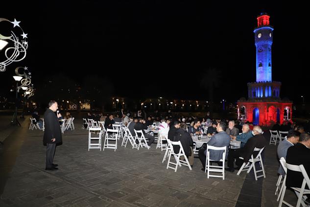 İzmir'de Konak Meydanında Sahur