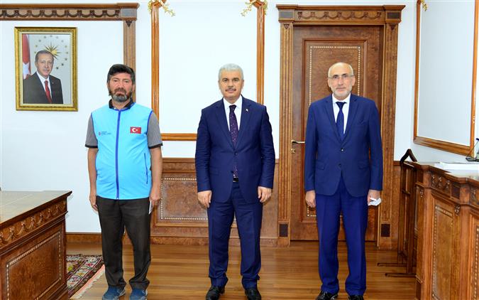 Kırşehir Valisi Sayın Ibrahim Akın, Kurban Vekaletini Türkiye Diyanet Vakfına Verdi.