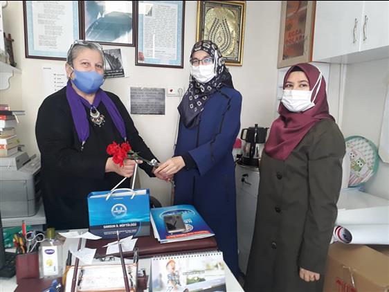 Samsun'da Il Müftü Yardımcısı özlem Kalyoncu şirin, 8 Mart Dünya Kadınlar Günü Ziyaretleri Kapsamında Ilkadım Hançerli Mahhalesi Muhtarı Asuman Eren Koç' U Ziyaret Etti.