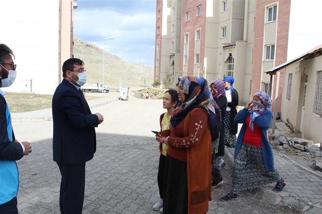Kars'ta Il Müftülüğü Tarafından Ihtiyaç Sahibi Ailelere Gıda Kolisi Ve Ekmek Fişleri Dağıtıldı