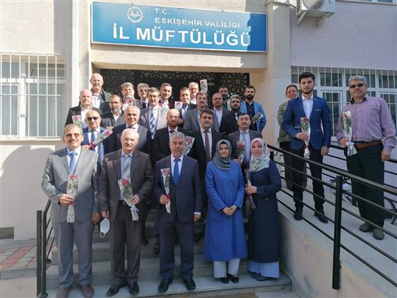 Eskisehir'de Il Müftümüz Bekir Gerek'ten Personele Gül Takdimi