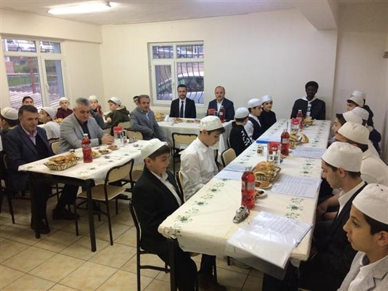Karabük'te Il Müftümüz Ercan Aksu, 5000 Evler Merkez Kur'an Kursunda Hafızlık öğrencilerimizle  Iftar Programında Bir Araya Geldi
